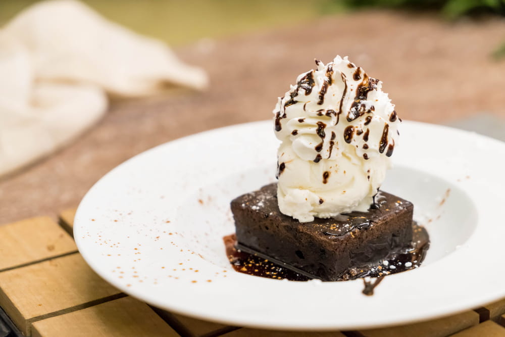 Brownie de chocolate con helado