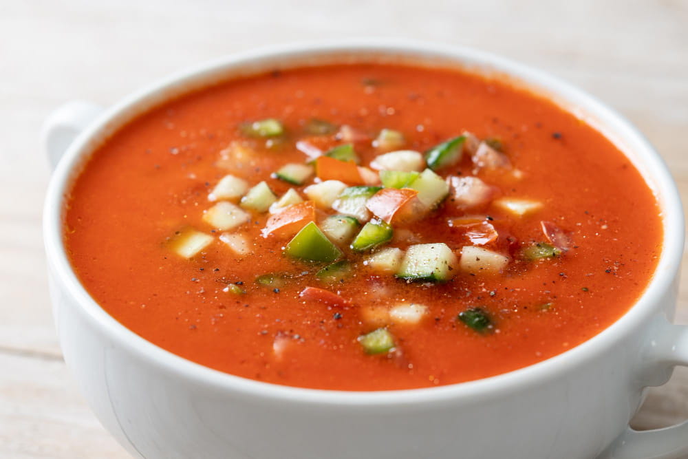Salmorejo cordobés con jamón y huevo