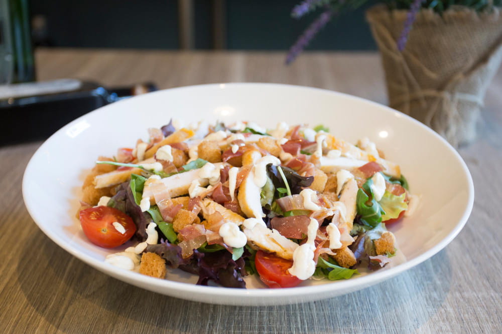Ensalada templada de pollo crujiente